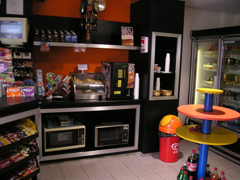 Café, bebidas e produtos na loja de conveniência da ZAM, em foto do acervo